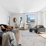 Seaside Promenade Strolls From A 2br Downtown דירה *