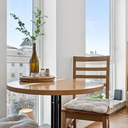 Seaside Promenade Strolls From A 2br Downtown Appartement