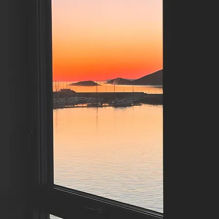 Seaside Promenade Strolls From A 2br Downtown