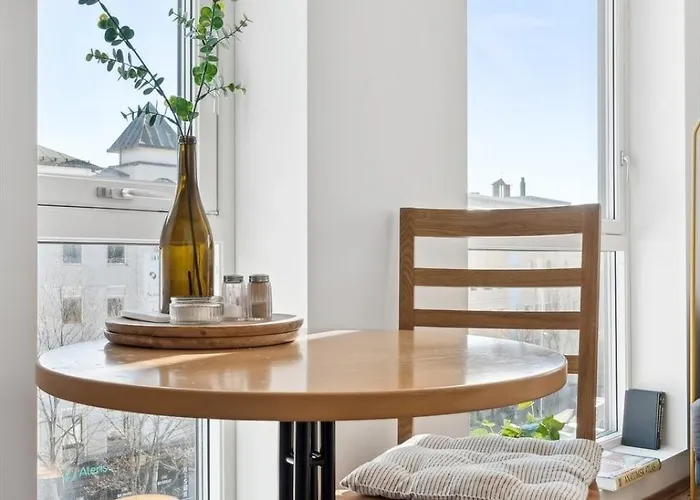 Seaside Promenade Strolls From A 2br Downtown Apartamento