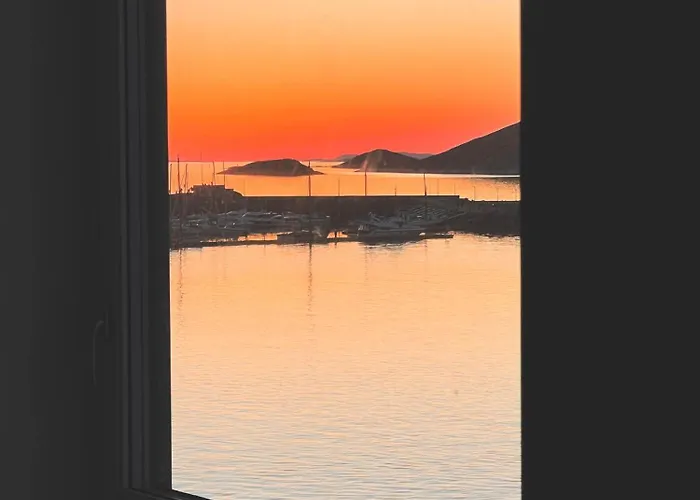 Seaside Promenade Strolls From A 2br Downtown