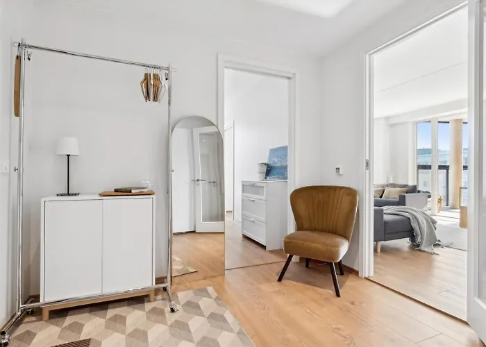 Seaside Promenade Strolls From A 2br Downtown Apartamento Bodø