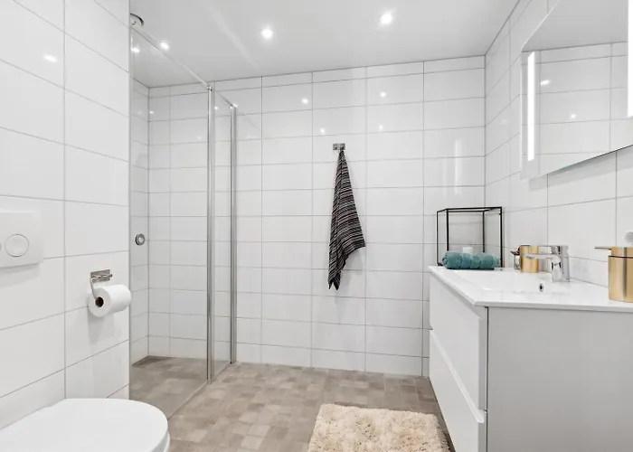 Seaside Promenade Strolls From A 2br Downtown Apartamento